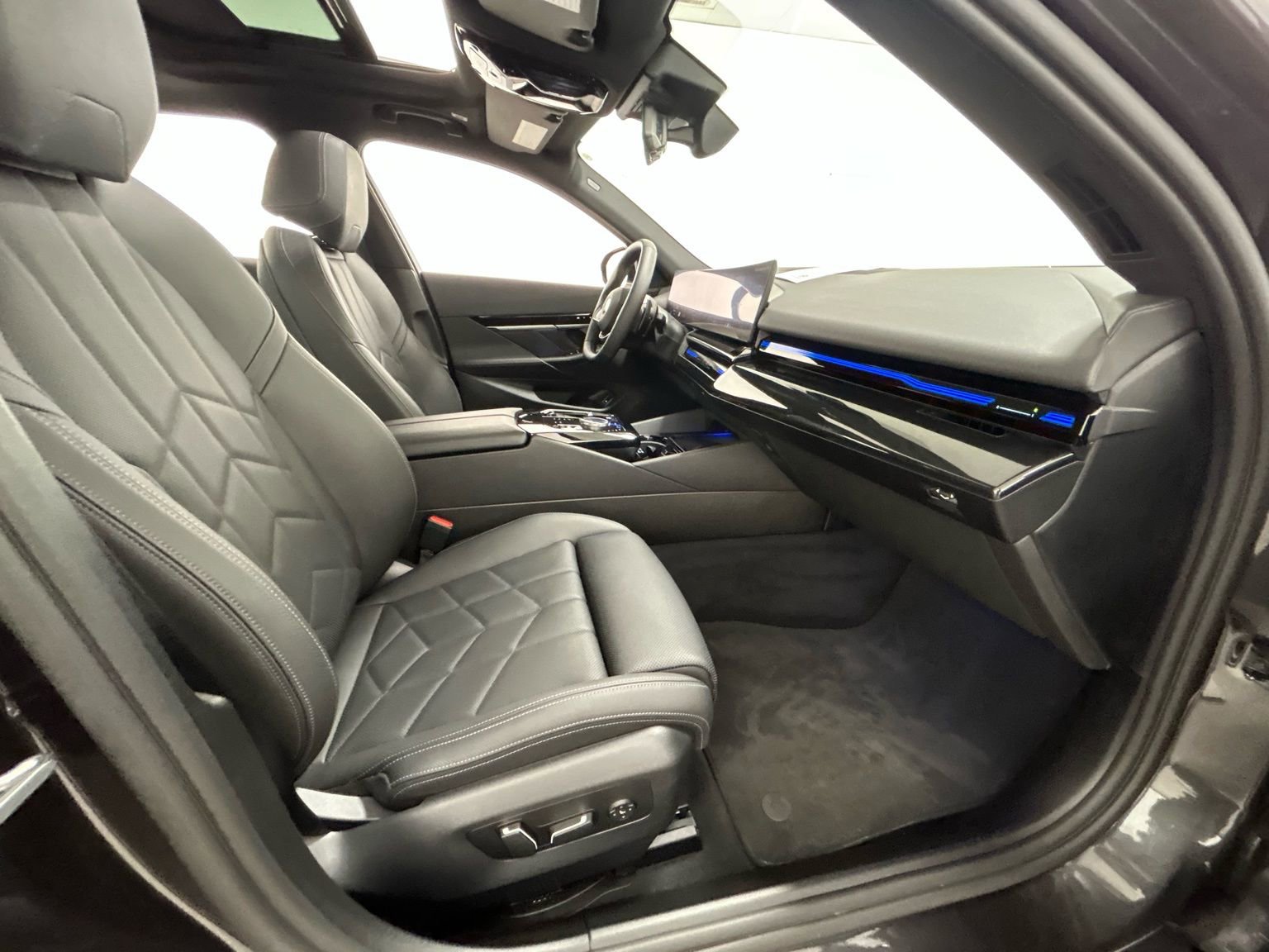 Used 2025 BMW 530i xDrive w/ Premium Package image 40