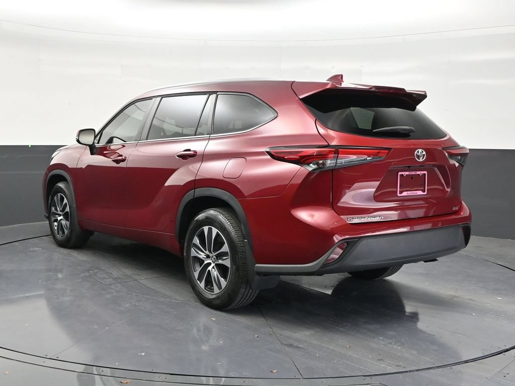 Used 2023 Toyota Highlander XLE FWD image 3
