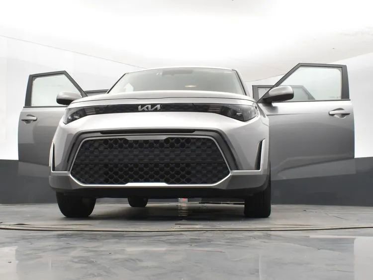 Used 2025 Kia Soul LX w/ LX Technology Package FWD image 11