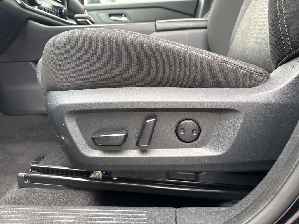 Used 2025 Nissan Rogue SV image 28