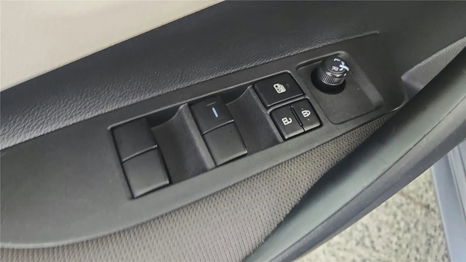 Used 2025 Toyota Corolla LE image 31