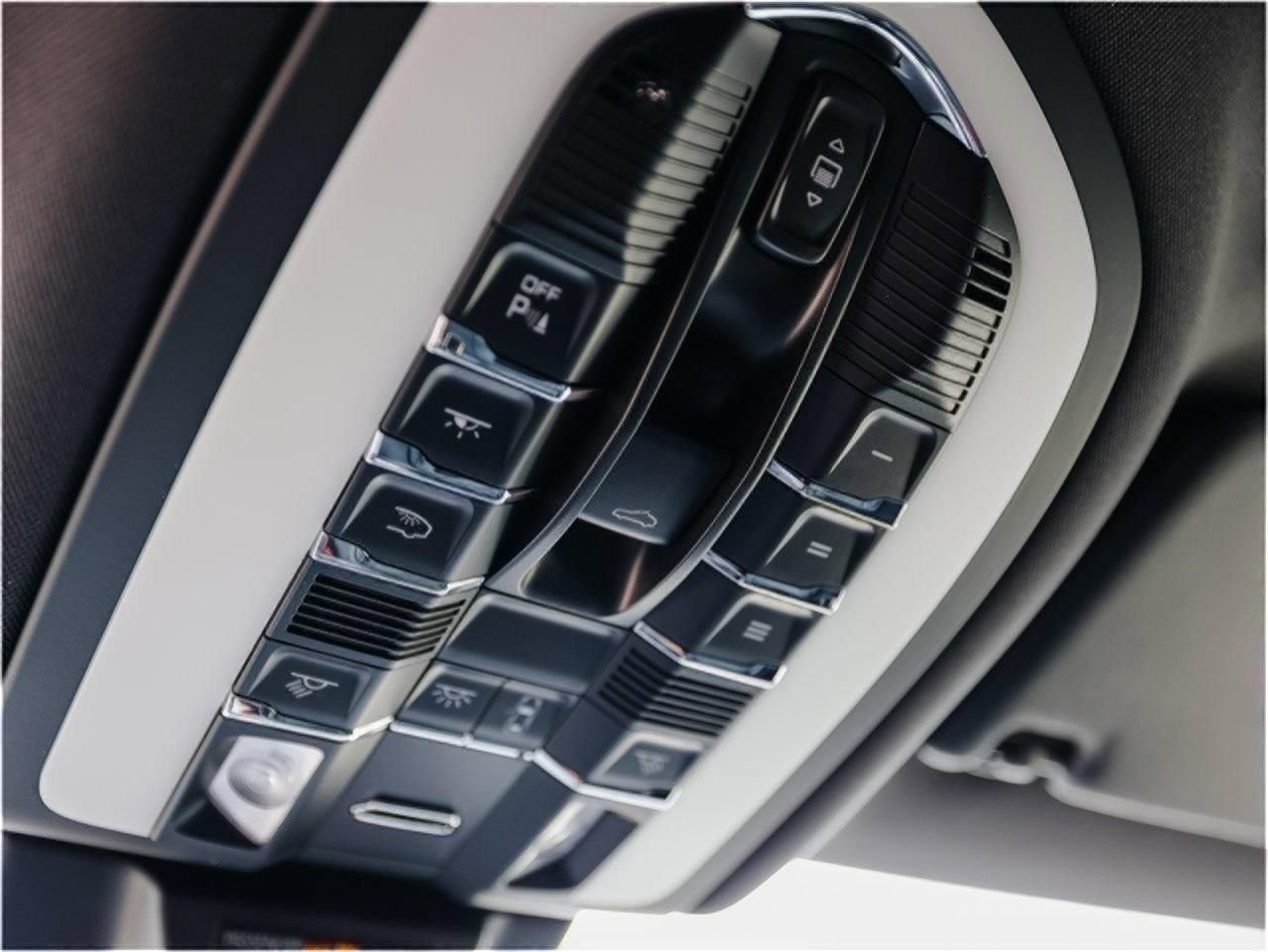 Certified 2025 Porsche Macan AWD/4WD image 21