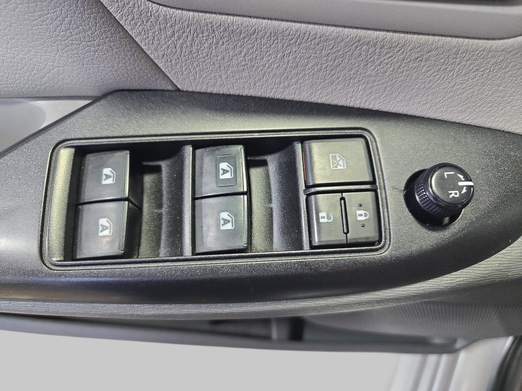 Used 2020 Toyota Sienna L FWD image 32
