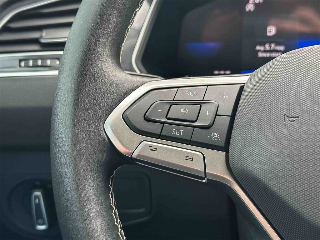 Used 2024 Volkswagen Tiguan SE image 29