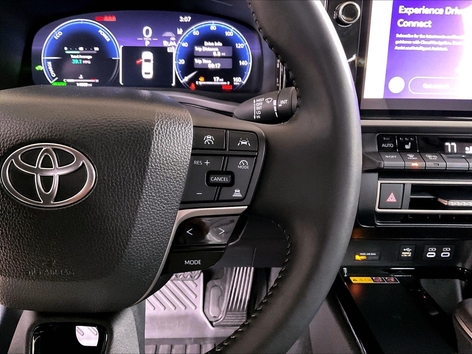 Used 2025 Toyota Camry XLE AWD/4WD image 12