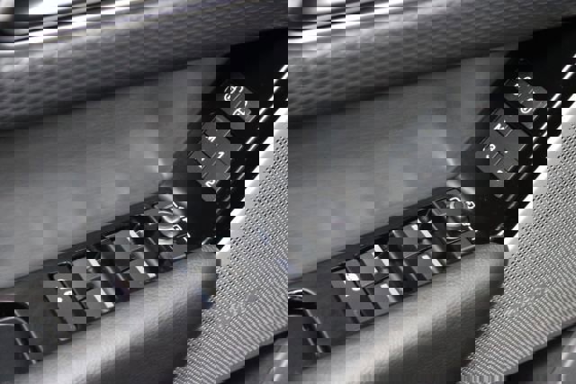 Used 2018 Land Rover Range Rover Velar R-Dynamic SE image 10