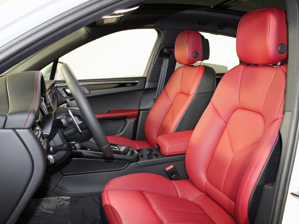 Certified 2026 Porsche Macan AWD/4WD image 5