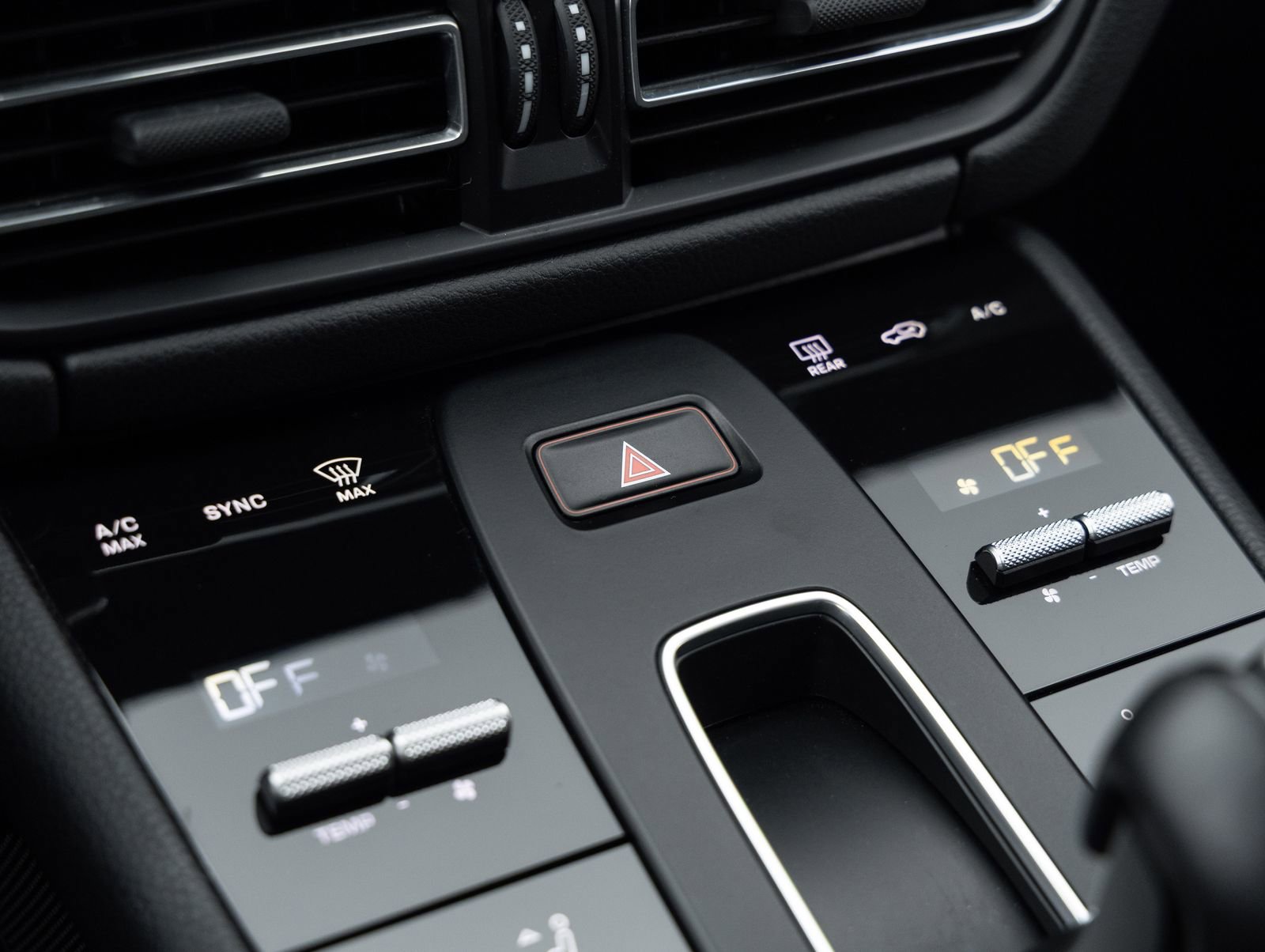 Certified 2023 Porsche Macan Turbo AWD/4WD image 25