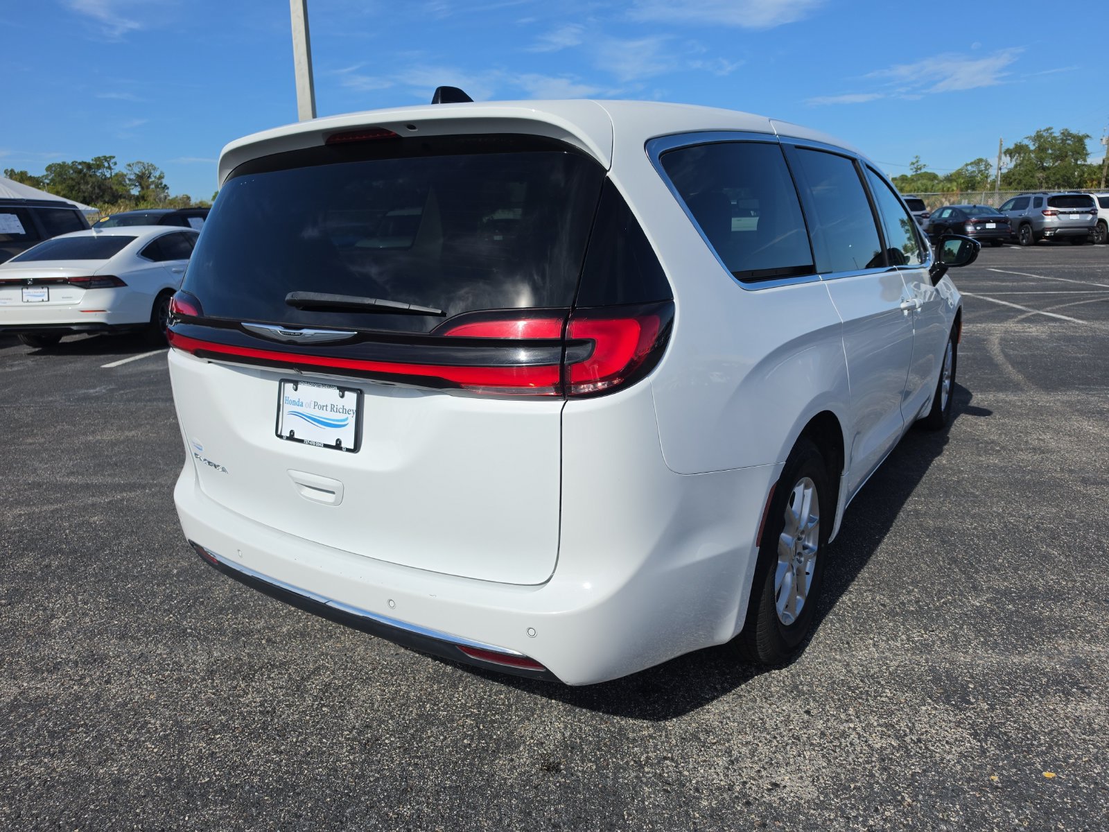 Used 2024 Chrysler Pacifica Touring-L FWD image 4