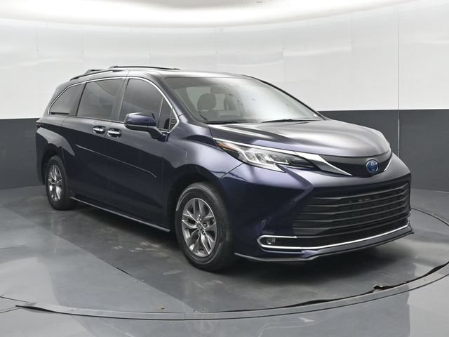 Used 2023 Toyota Sienna XLE FWD image 1
