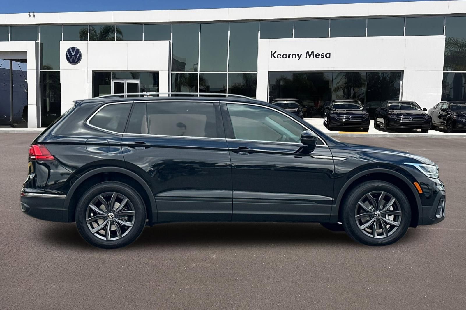 Used 2023 Volkswagen Tiguan SE w/ Panoramic Sunroof Package FWD image 3