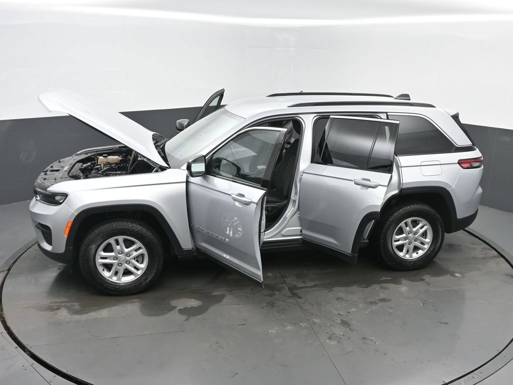 Used 2025 Jeep Grand Cherokee Laredo AWD/4WD image 68