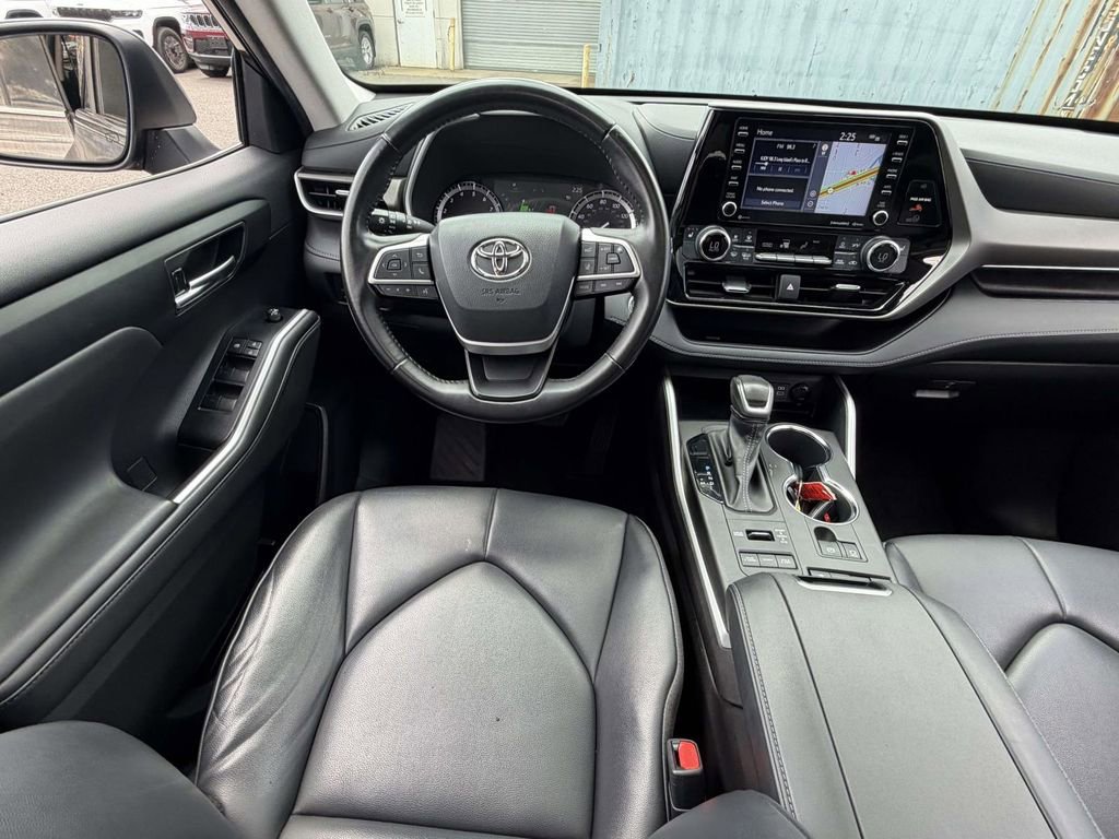 Used 2022 Toyota Highlander XLE AWD/4WD image 21