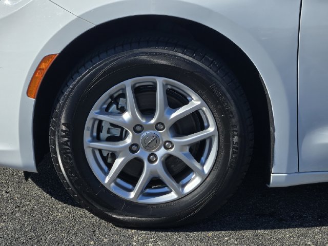 Used 2024 Chrysler Pacifica Touring-L FWD image 9