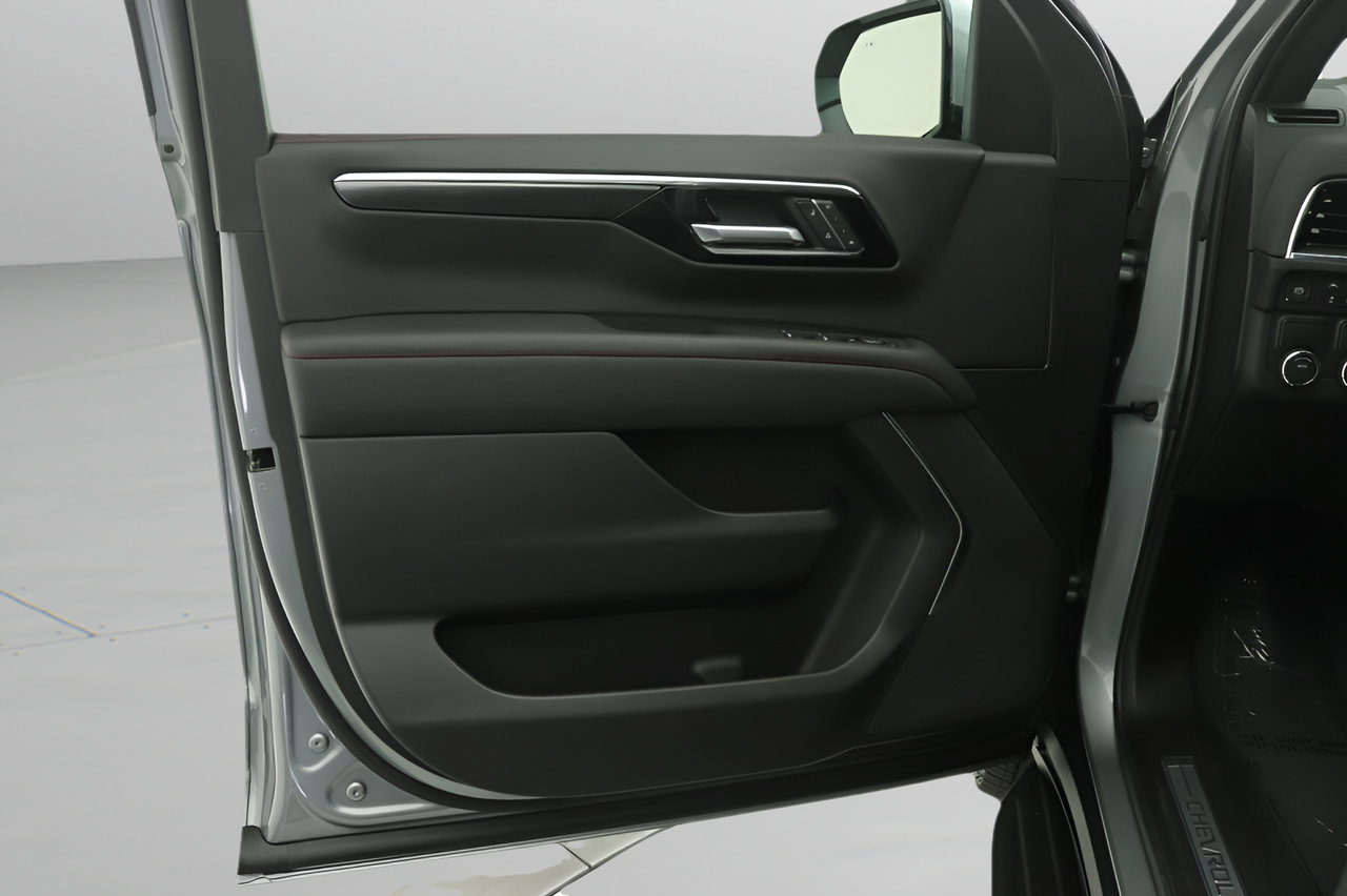 Used 2026 Chevrolet Suburban RST RWD image 17