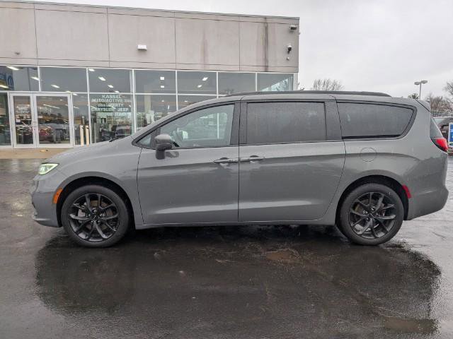 Used 2021 Chrysler Pacifica Limited w/ Uconnect Theater Family Group image 9