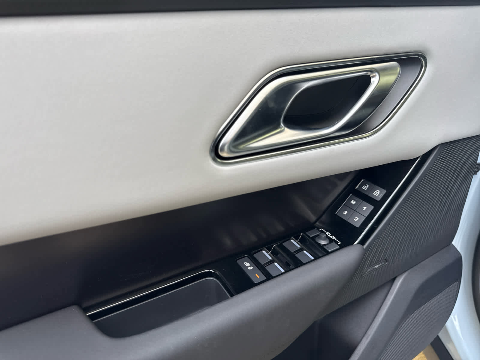 New 2026 Land Rover Range Rover Velar Dynamic SE image 14