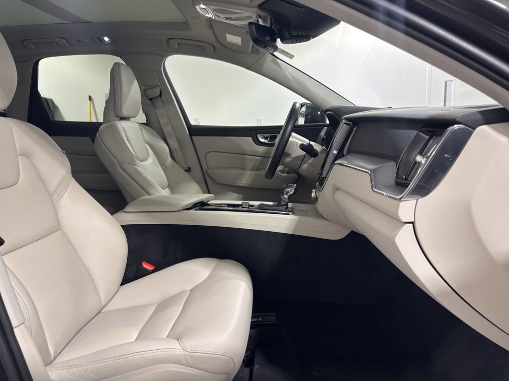 Used 2020 Volvo XC60 T5 Momentum w/ Protection Package image 28