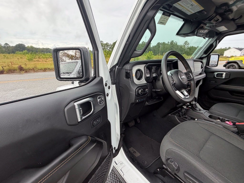 Used 2024 Jeep Wrangler Unlimited Sahara AWD/4WD image 31