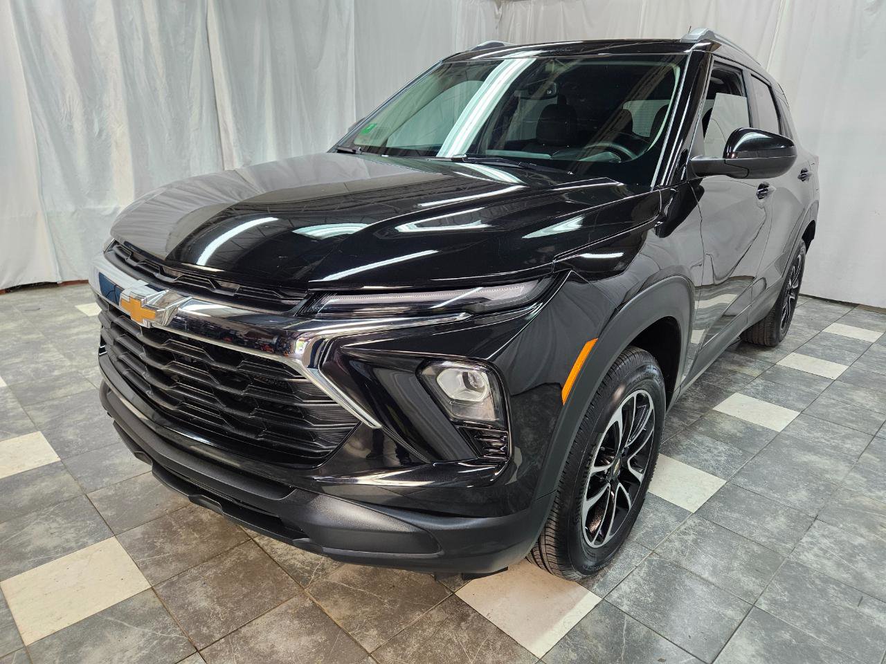 Used 2025 Chevrolet TrailBlazer LT w/ Convenience Package FWD image 2