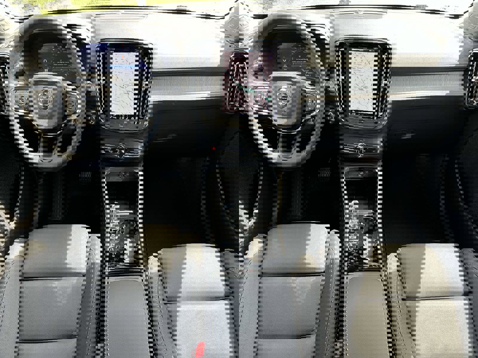 Certified 2025 Volvo XC40 B5 Ultra w/ Climate Package image 2