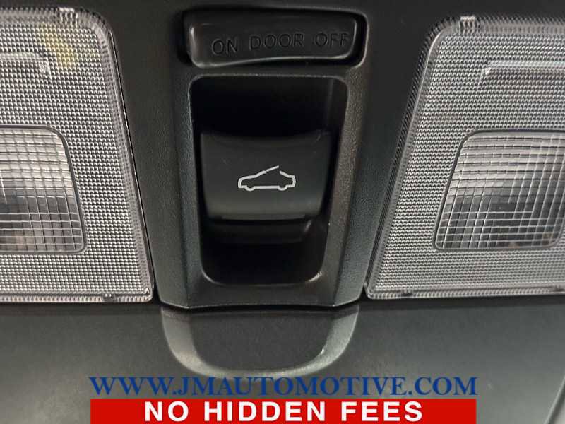 Used 2017 Hyundai Veloster Value Edition image 37