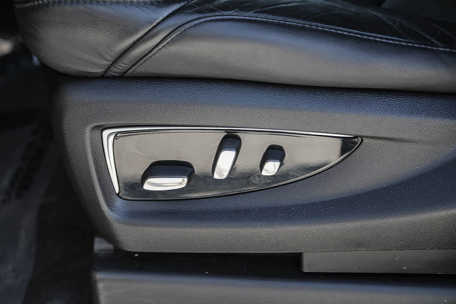 Used 2018 Cadillac Escalade ESV Premium Luxury AWD/4WD image 19