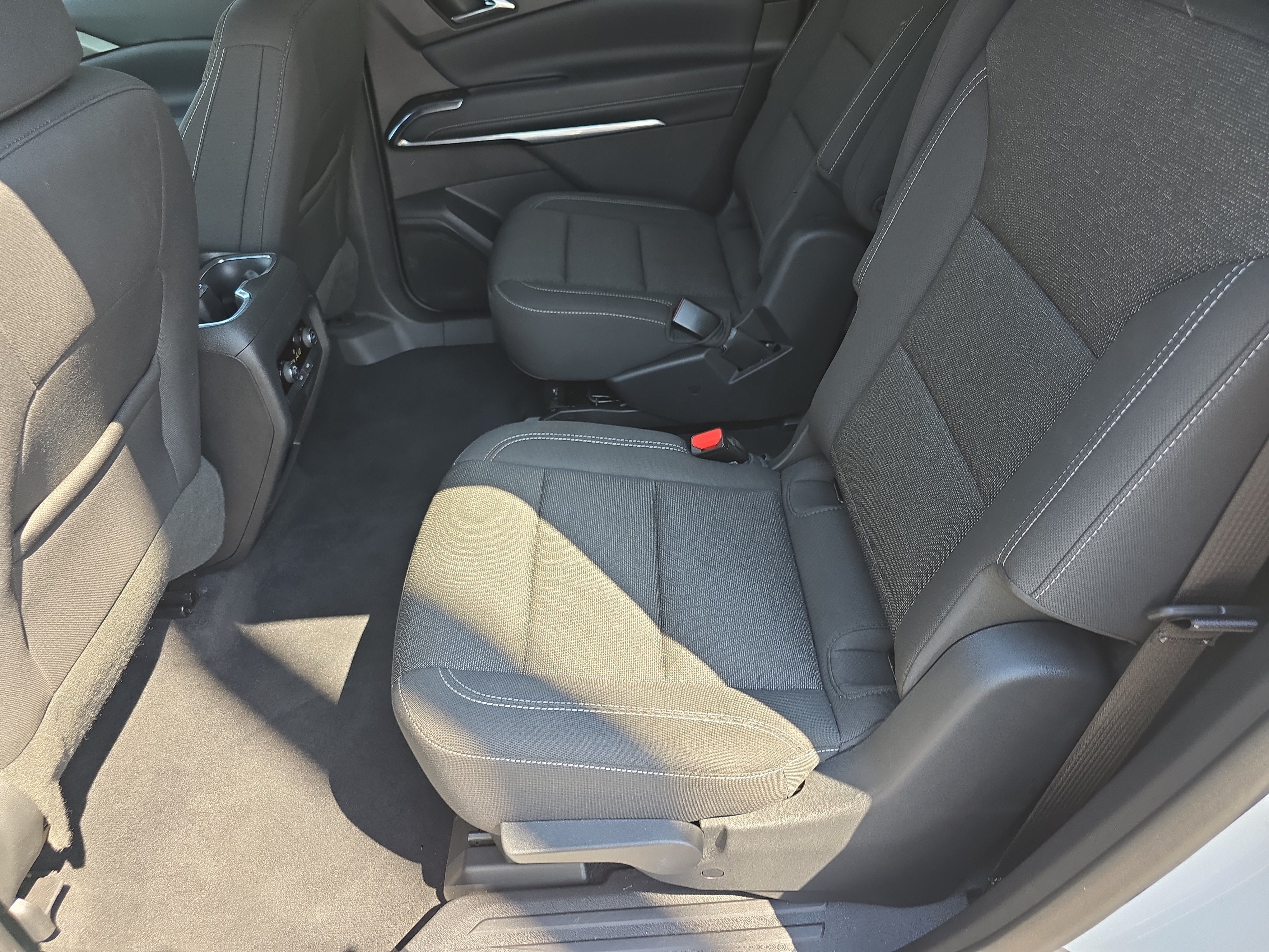 Used 2025 Chevrolet Traverse LT FWD image 15
