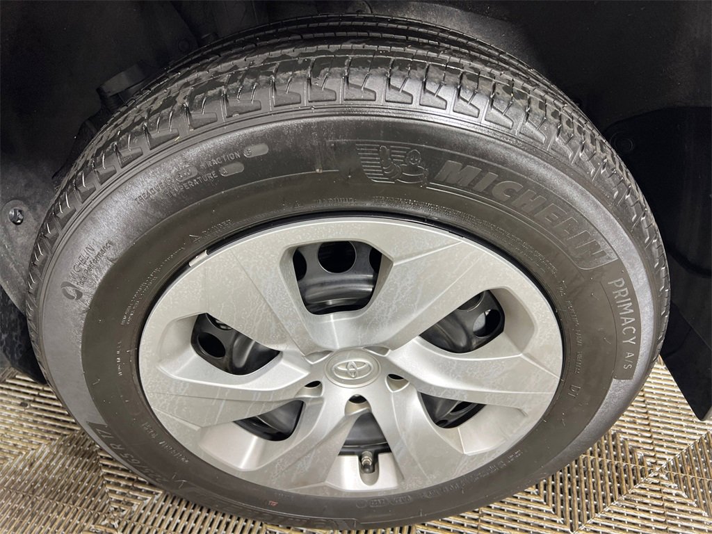 Used 2022 Toyota RAV4 LE image 18