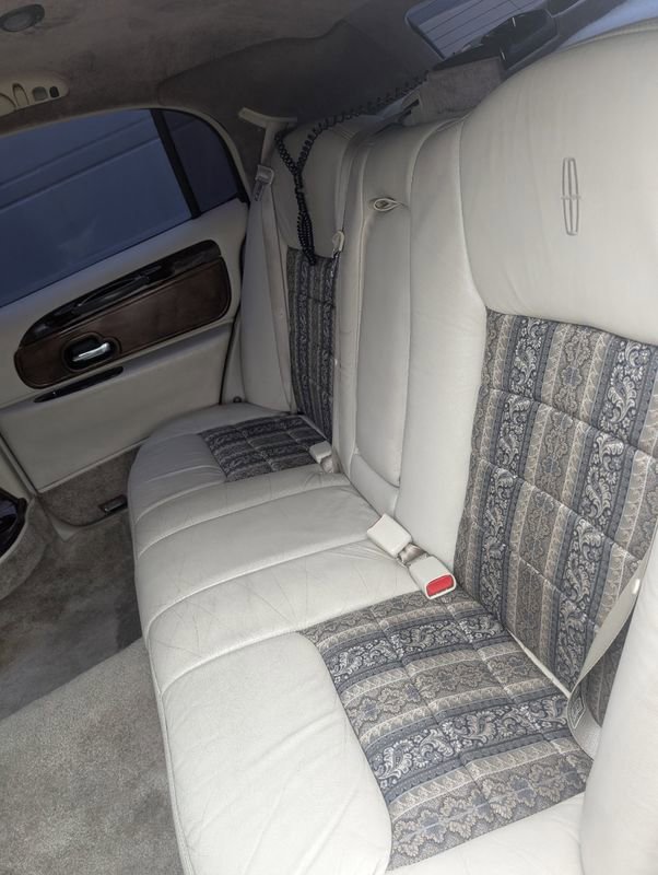 Used 1999 Lincoln Town Car Executive image 40