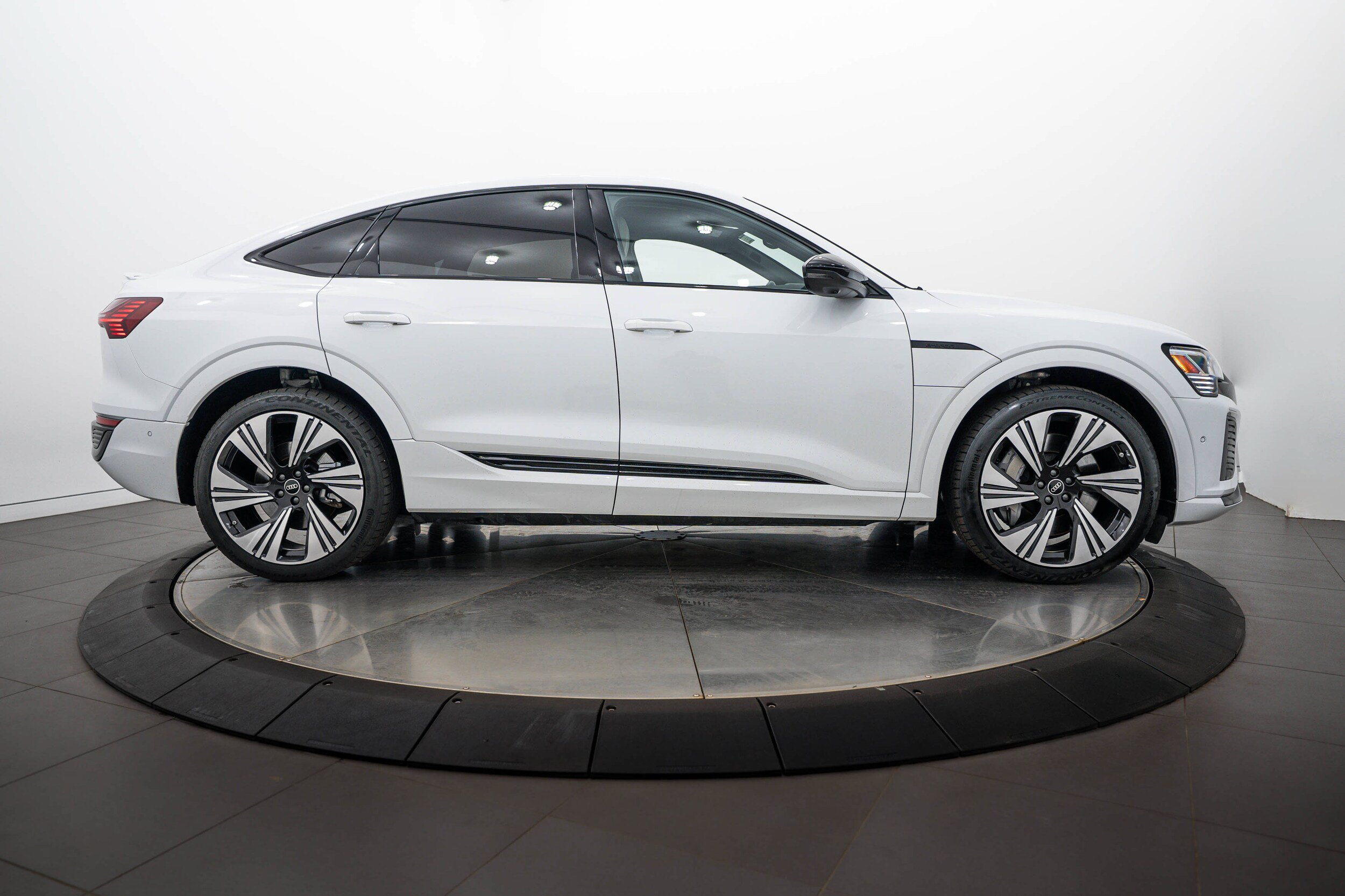 Certified 2024 Audi Q8 e-tron Prestige w/ Prestige Package AWD/4WD image 3