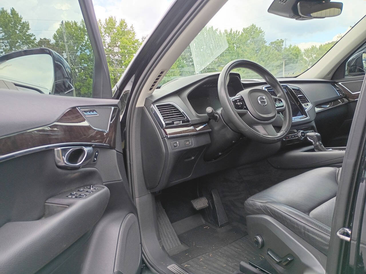 Used 2017 Volvo XC90 T6 Momentum w/ Vision Package AWD/4WD image 7