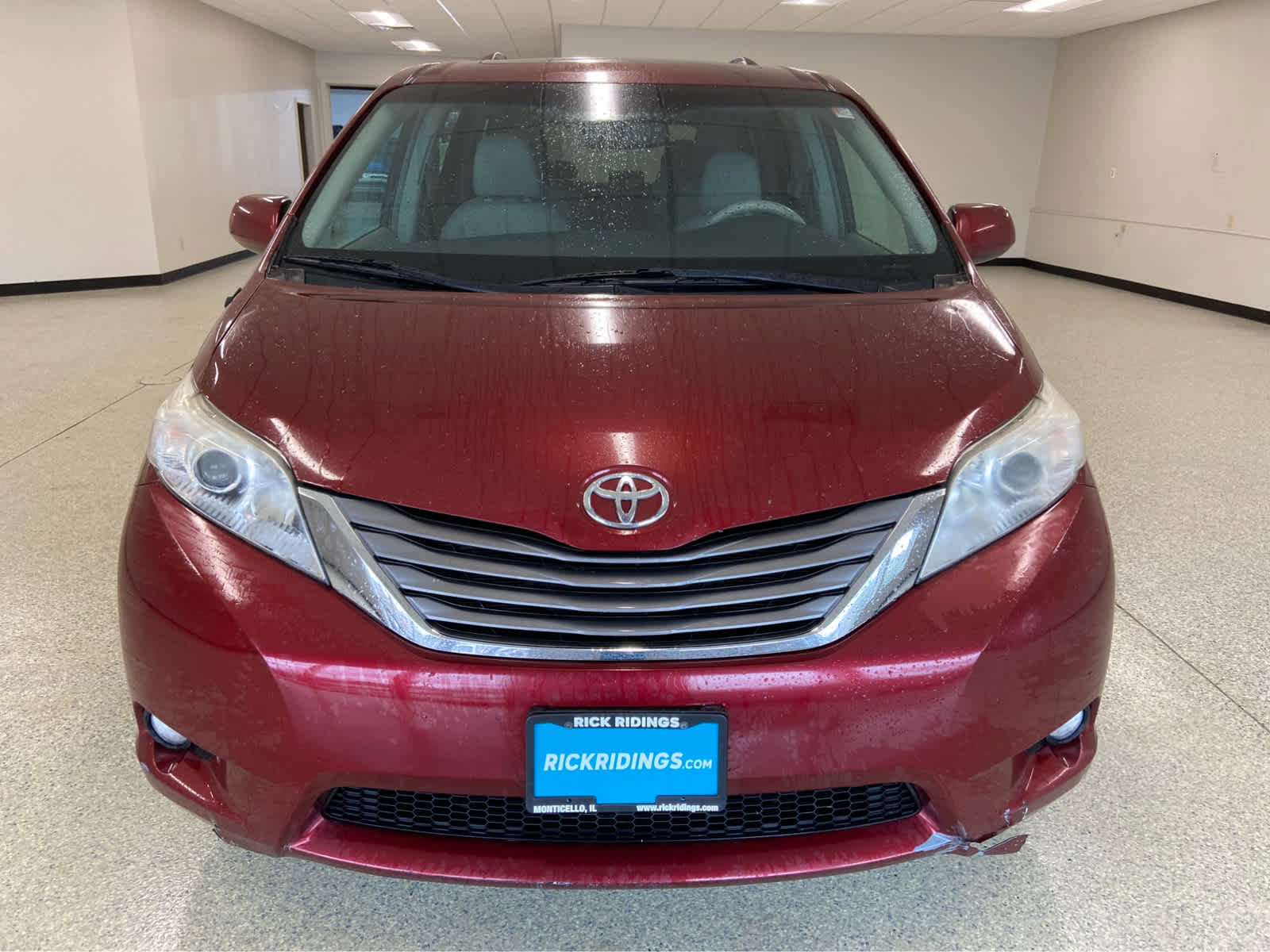 Used 2013 Toyota Sienna XLE FWD image 2