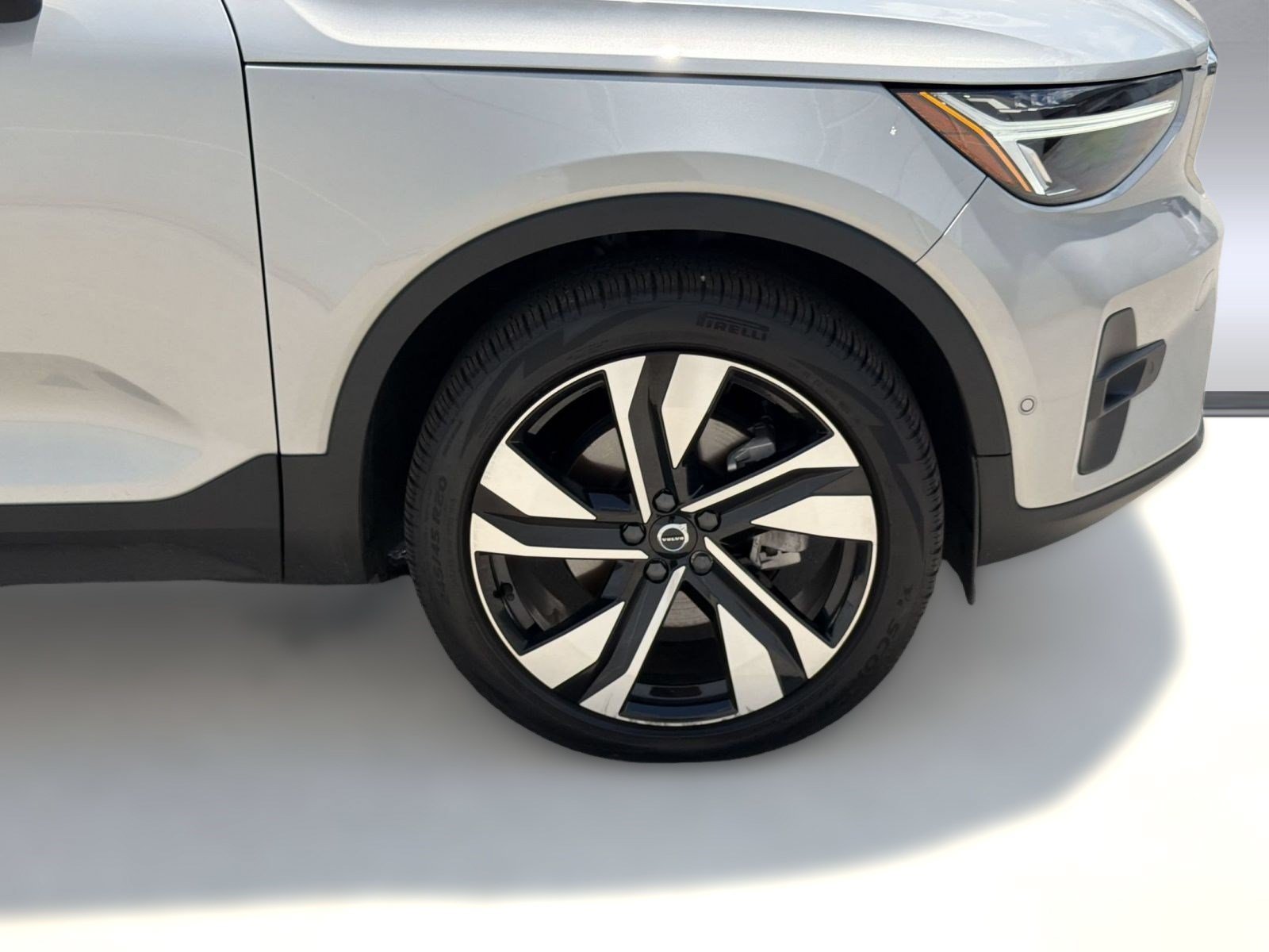 Used 2023 Volvo XC40 B4 Plus w/ Protection Package Premier FWD image 11