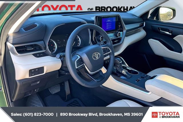 Used 2024 Toyota Highlander XLE image 12