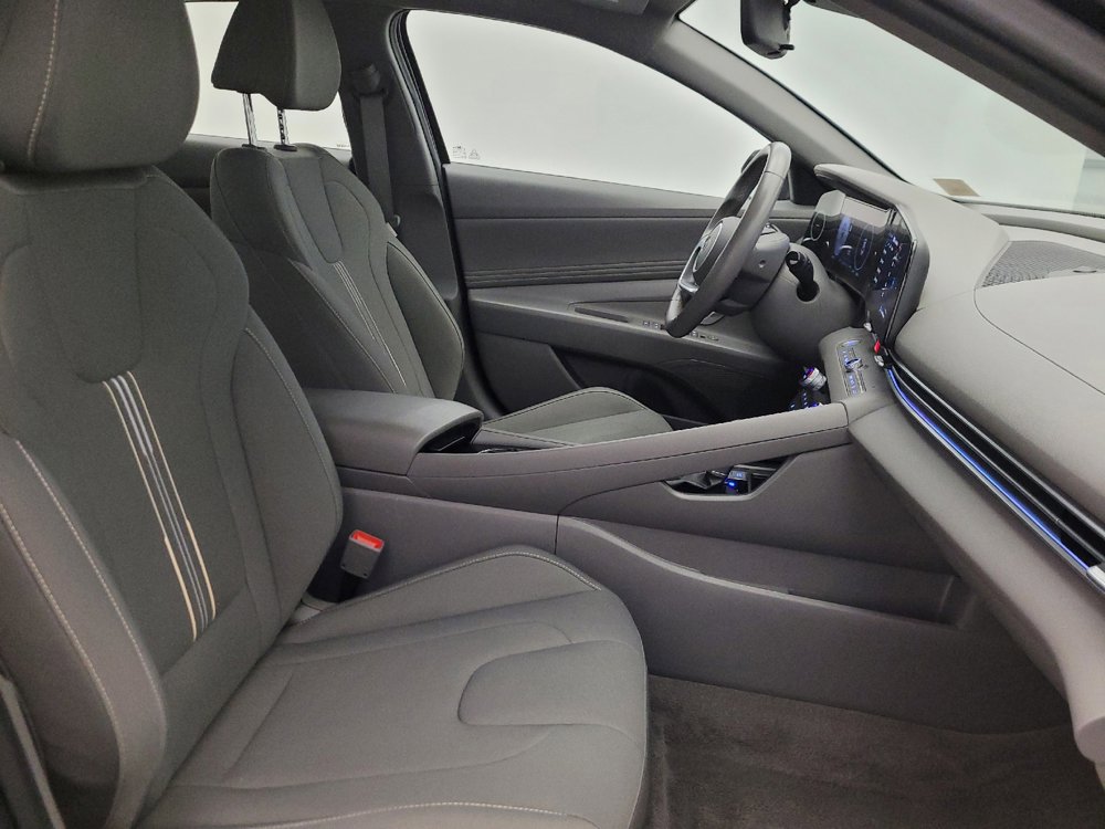 Used 2025 Hyundai Elantra SEL FWD image 21