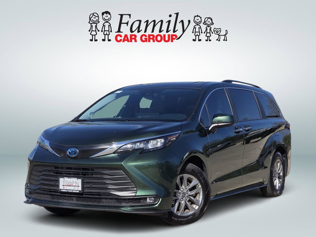 Used 2025 Toyota Sienna XLE w/ XLE Plus Package FWD image 1
