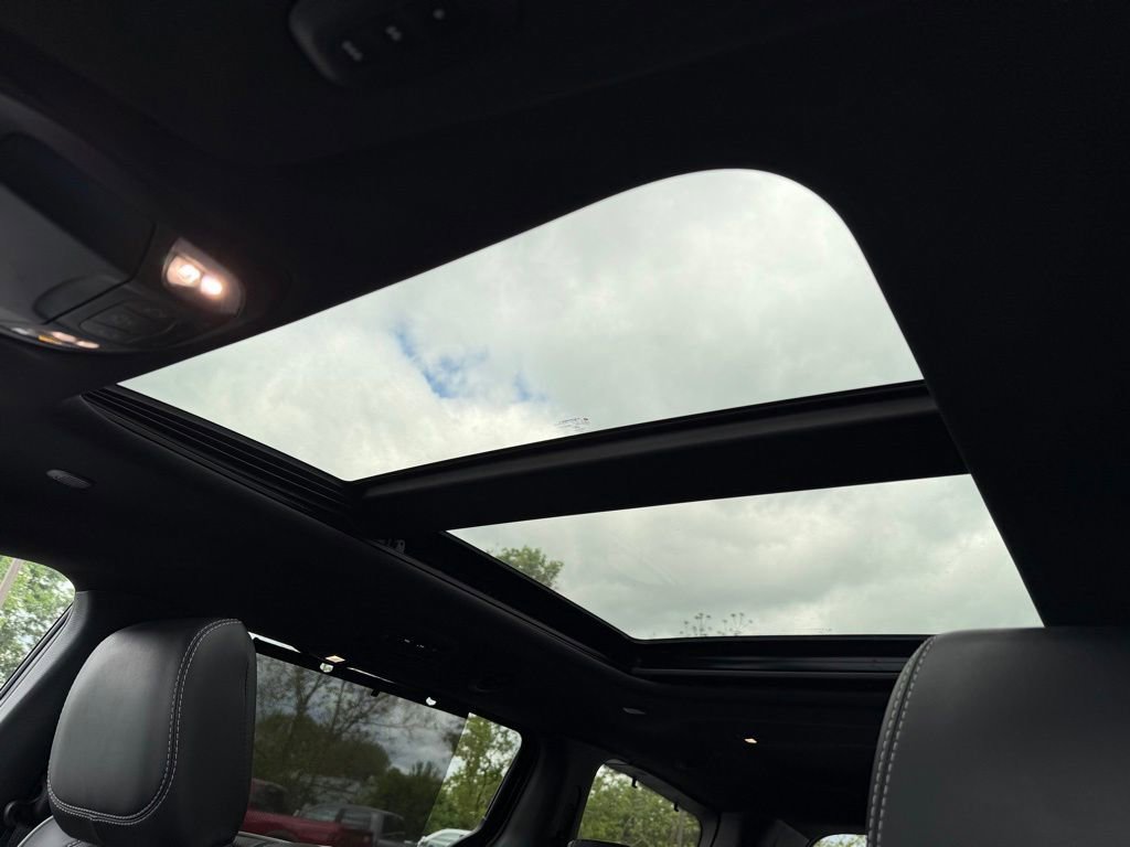Used 2025 Chrysler Pacifica Limited FWD image 14