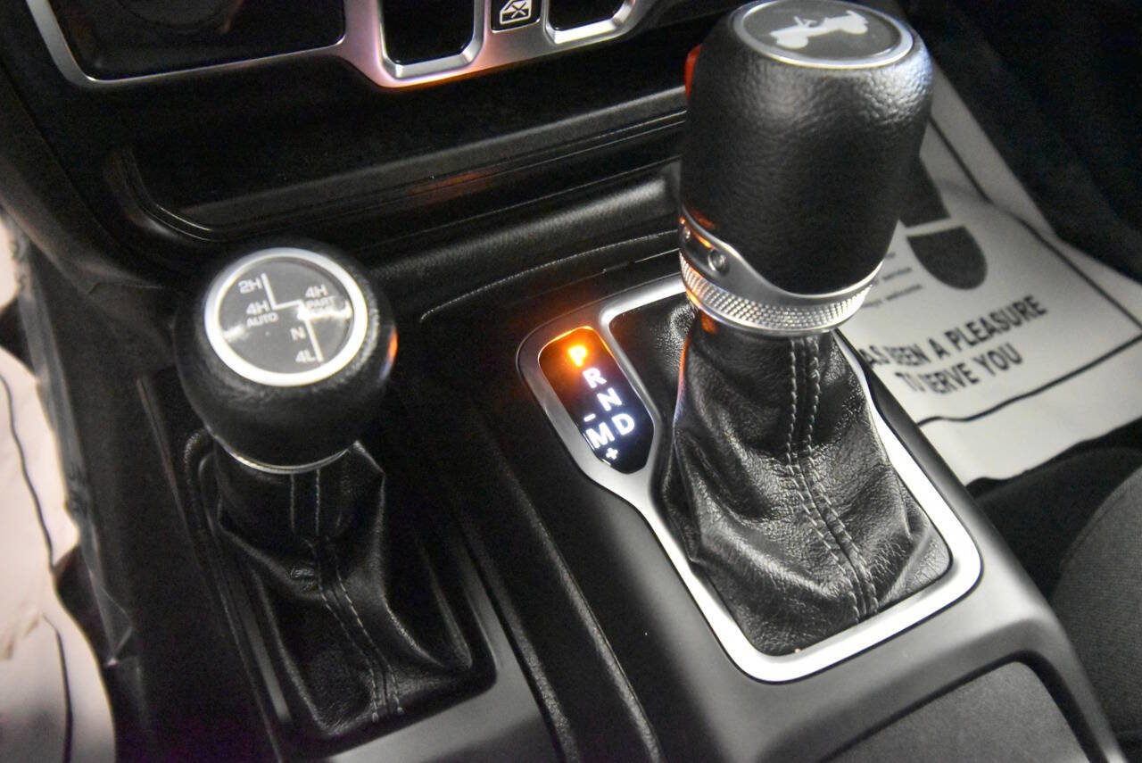 Used 2025 Jeep Wrangler Unlimited Sahara w/ Safety Group image 18