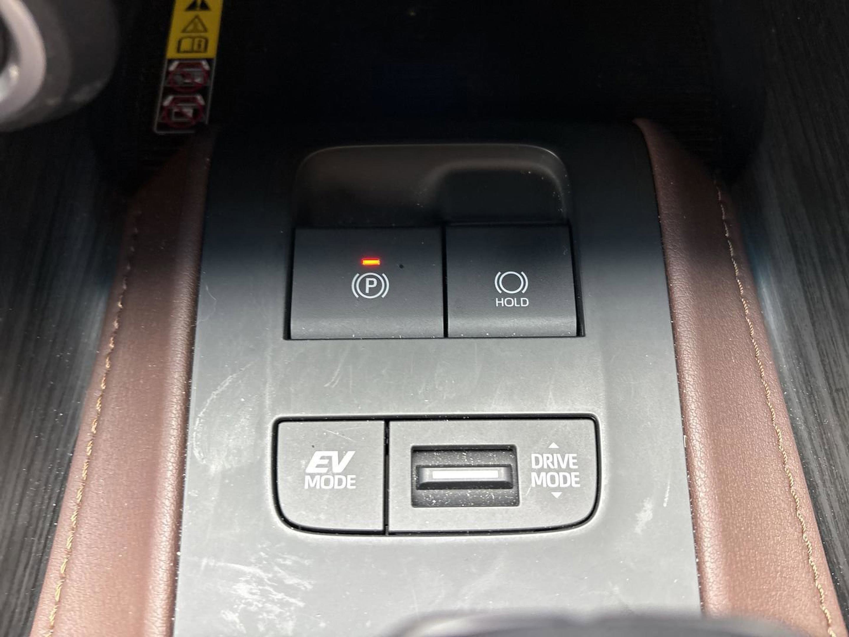 Used 2023 Toyota Venza Limited image 31