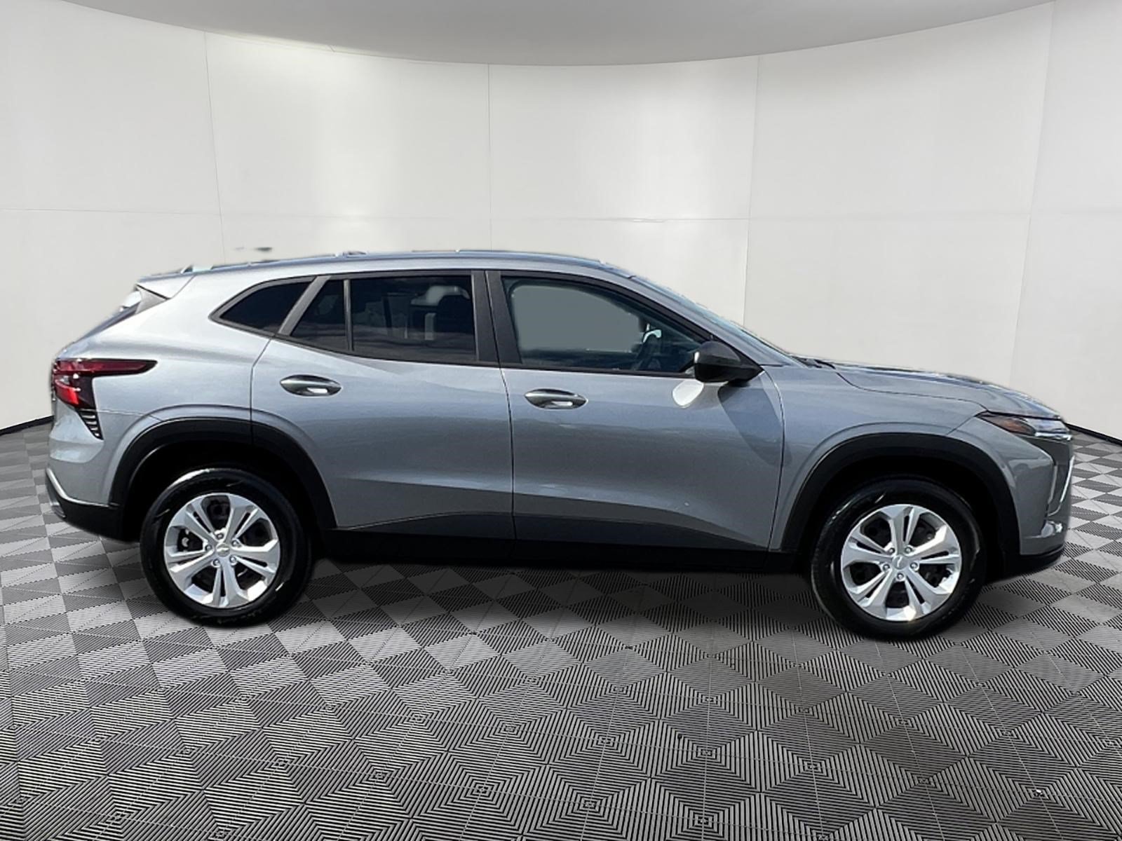 Used 2024 Chevrolet Trax LS w/ Driver Confidence Package FWD image 7