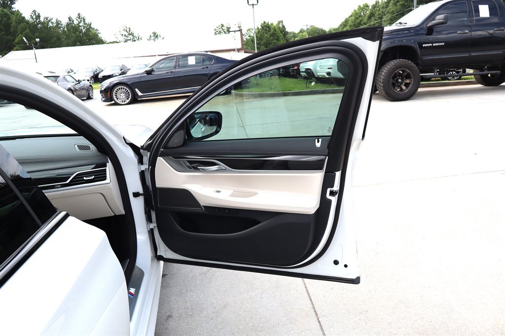 Used 2020 BMW 740i w/ M Sport Package RWD image 43