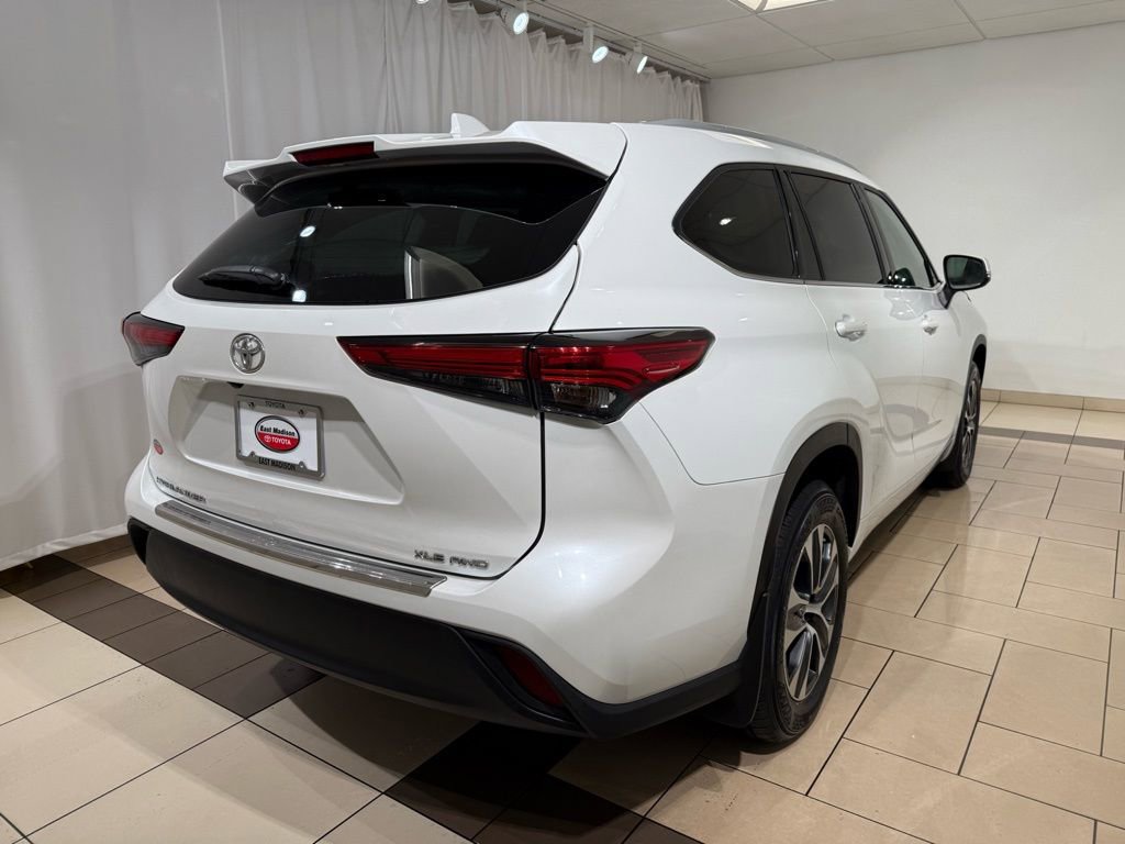 Certified 2022 Toyota Highlander XLE image 5