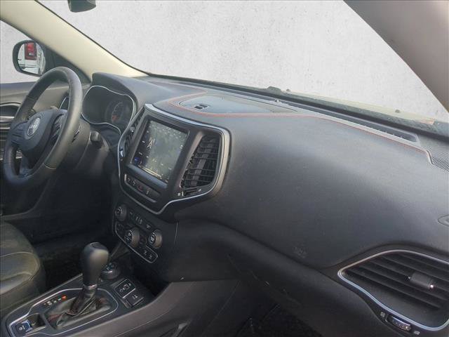 Used 2019 Jeep Cherokee Trailhawk AWD/4WD image 18