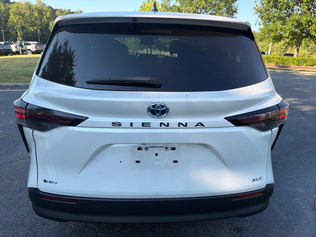 Used 2025 Toyota Sienna XLE FWD image 6