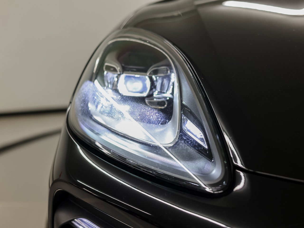 Certified 2023 Porsche Cayenne Platinum Edition image 12