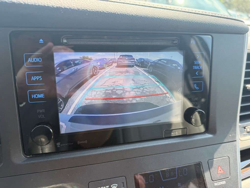 Used 2017 Toyota Sienna XLE Premium FWD image 11