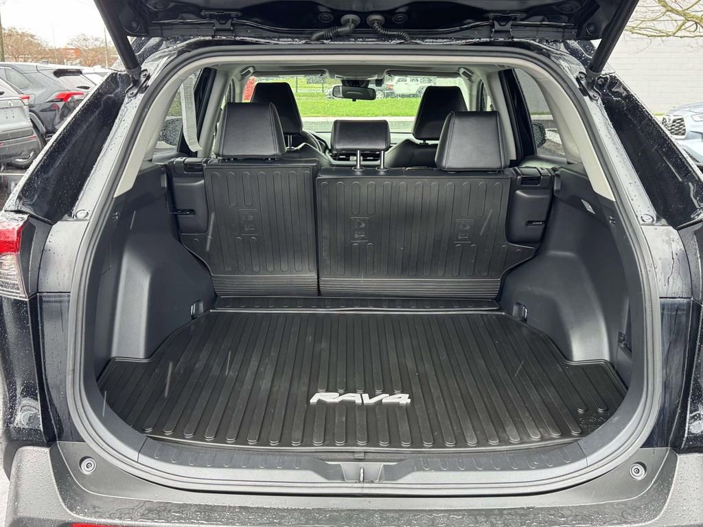 Used 2020 Toyota RAV4 XLE Premium image 16