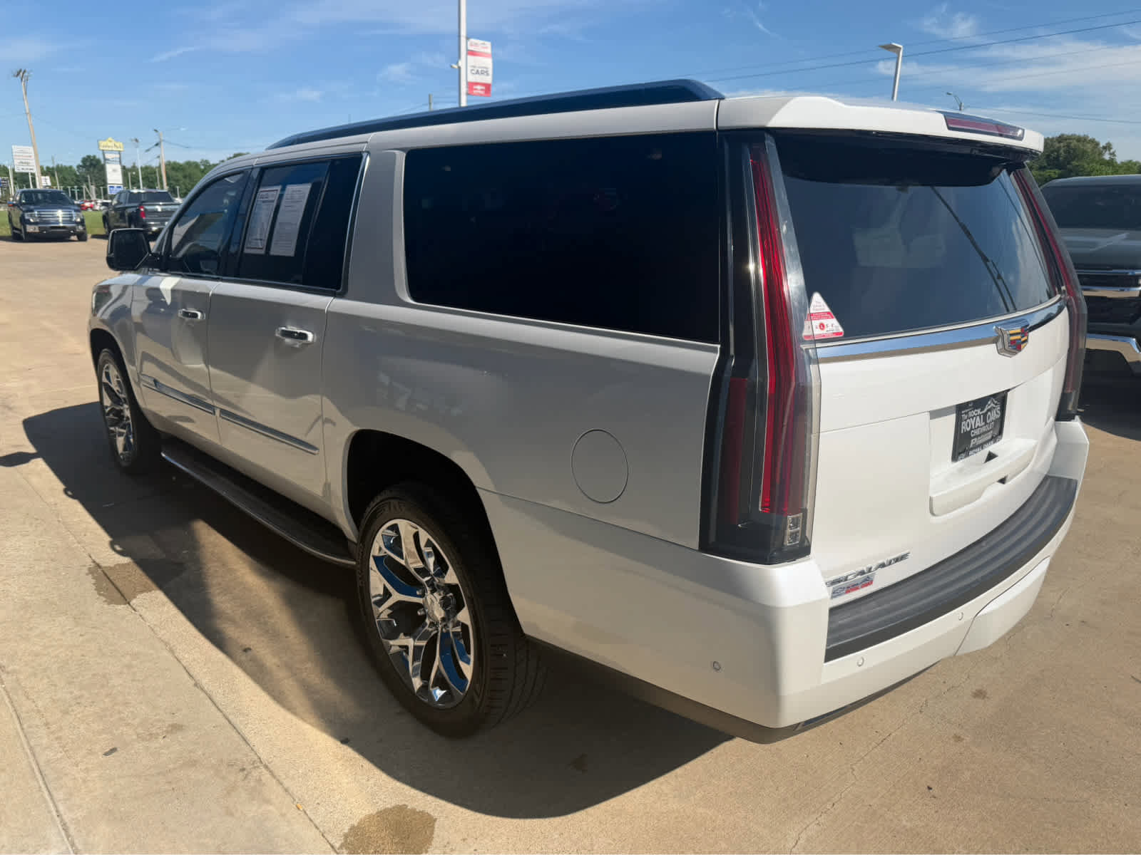 Used 2020 Cadillac Escalade ESV Premium Luxury AWD/4WD image 4