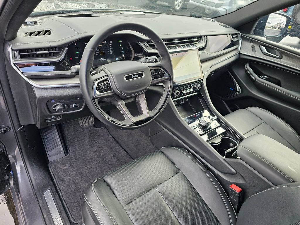 New 2023 Jeep Grand Cherokee Overland w/ Advanced Protech Group III AWD/4WD image 2